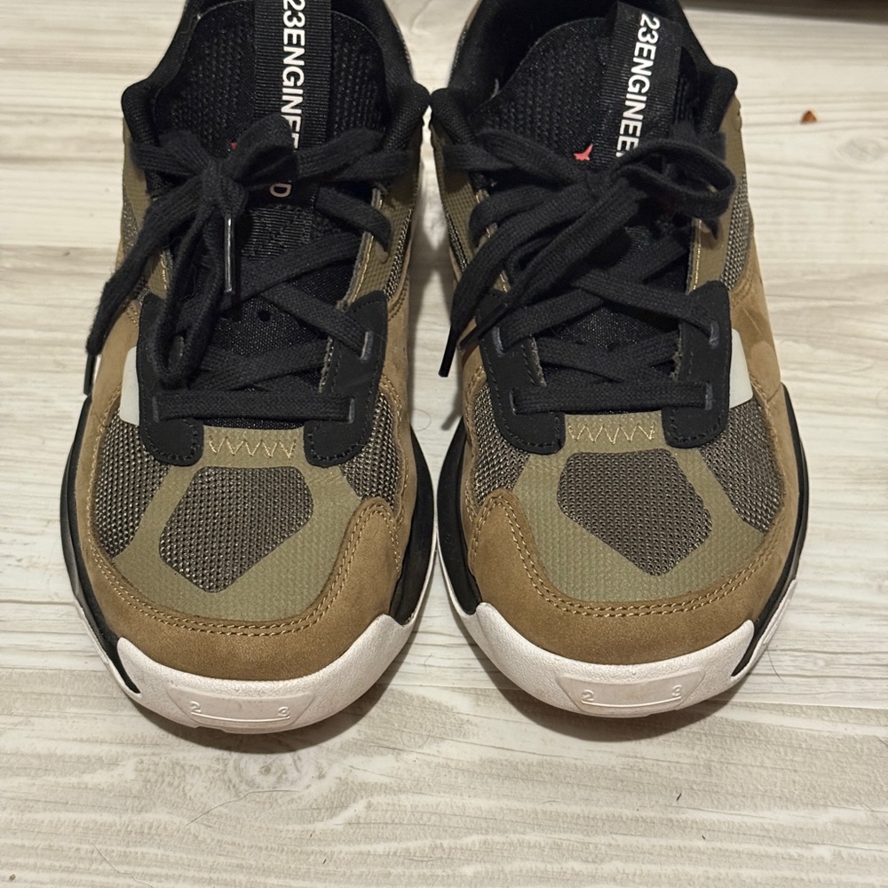 Pre-Loved-Jordan Air 200E Medium Olive W 7.5